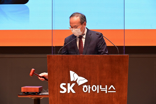 이석희 SK하이닉스 사장이 30일 경기도 이천 본사에서 정기 주주총회를 진행하고 있다. <SK하이닉스 제공>